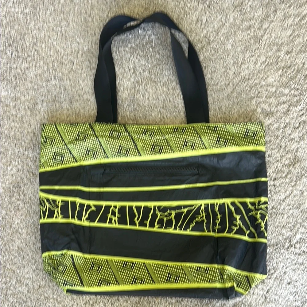 Aloha Collection x Sig Zane Day Tripper Tote - Picture 2 of 5